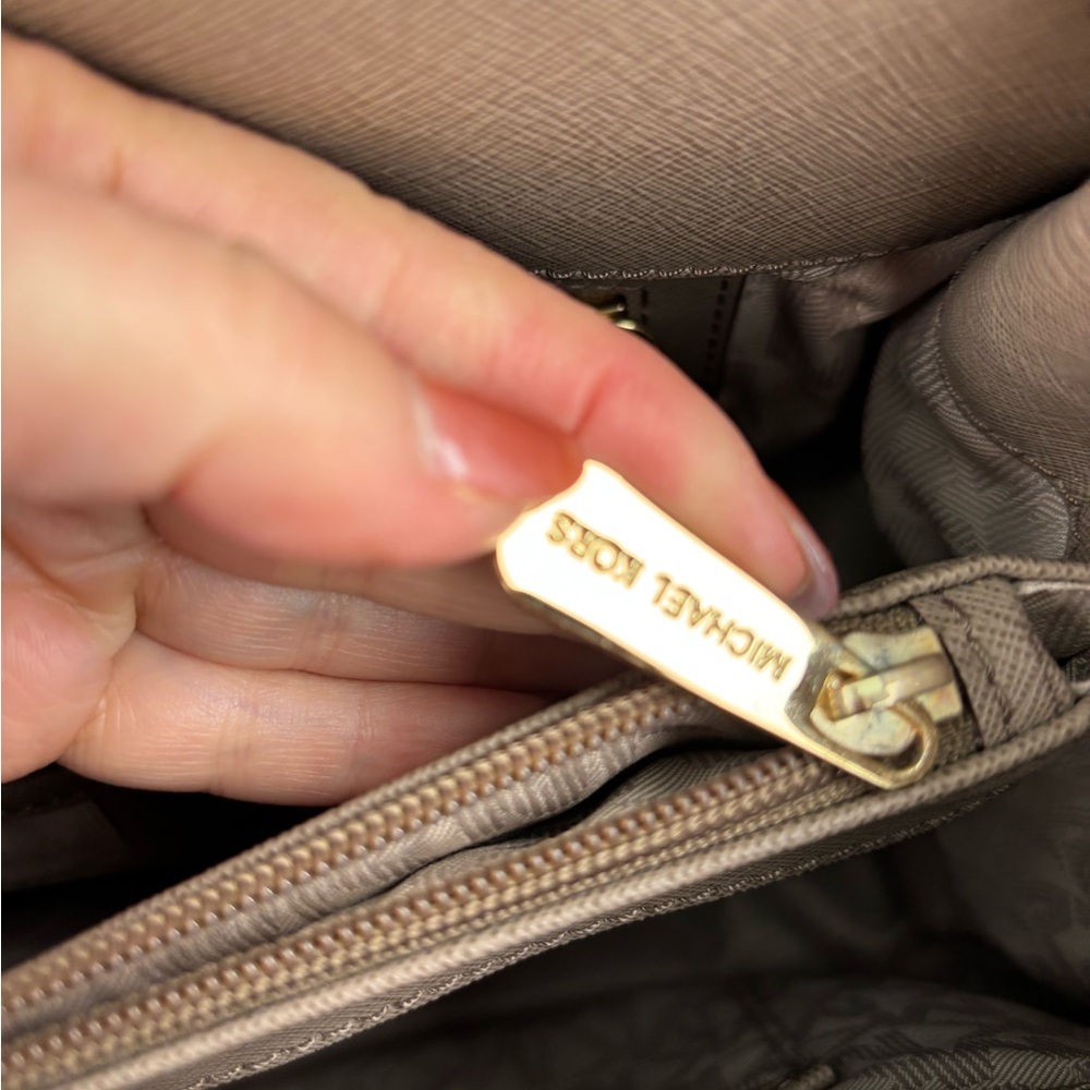 Michael Kors Elegant Tan Handbag - Picture 3 of 8